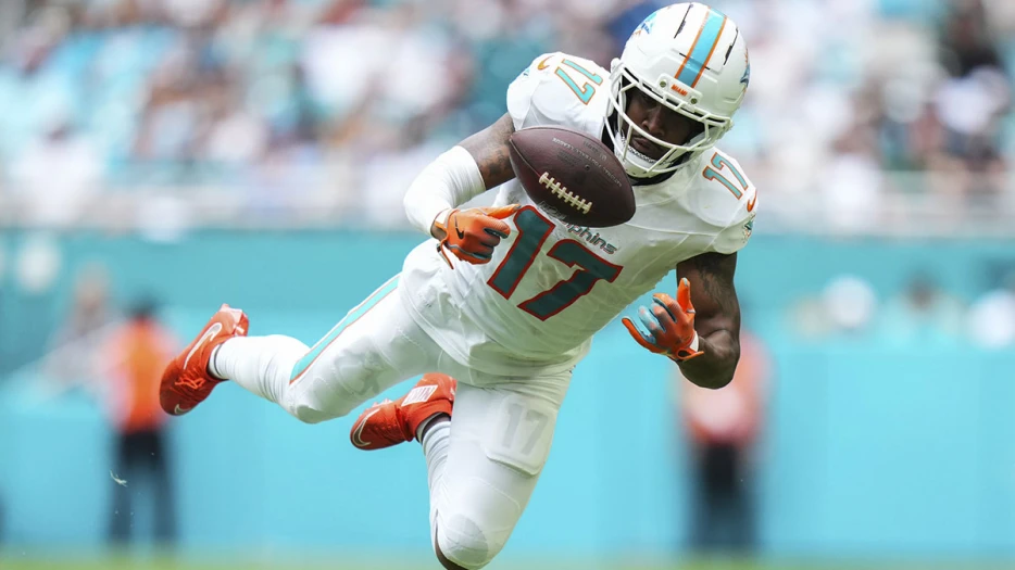 Dolphins listening to trade offers on Jaylen Waddle