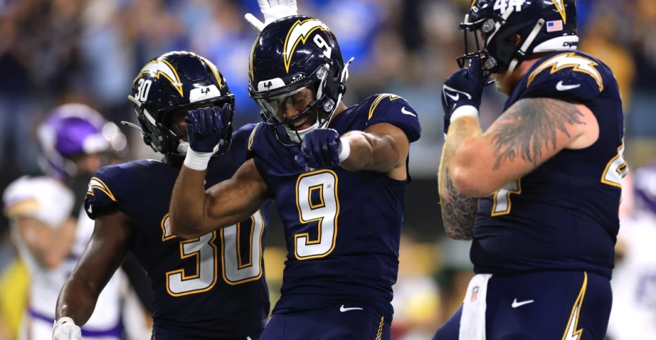 Chargers-Titans Live Game Recap: Bolts must sink layup in Tennessee