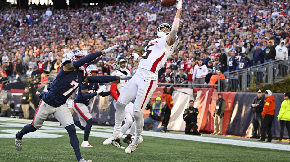 Falcons’ Drake London puts on a show with ridiculous catch after ridiculous catch