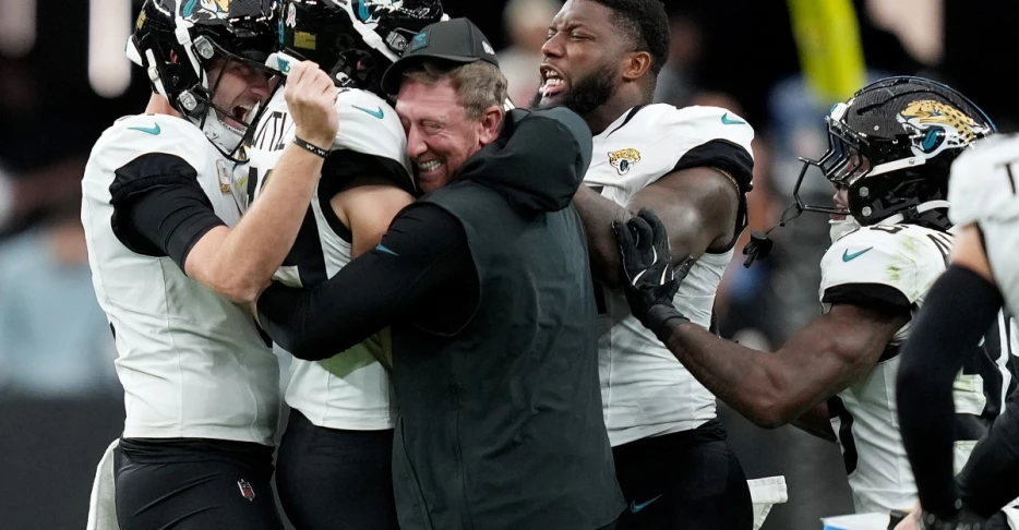 Jaguars have their way with Raiders defense