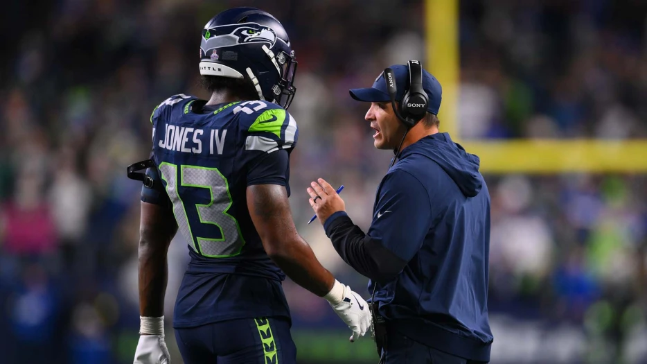 Seahawks’ Ernest Jones IV leaves field amid injury scare vs. Commanders