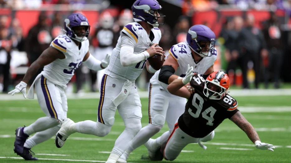 Carson Wentz heads to locker room early with shoulder injury, returns to start second half