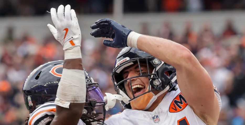 Bears’ rookies Colston Loveland and Kyle Monangai Receive Some Hardware!