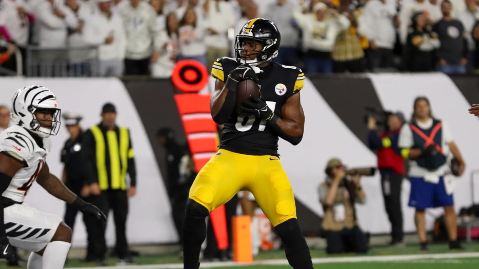 Steelers TE Jonnu Smith is the NFLPA Community MVP for Week 7