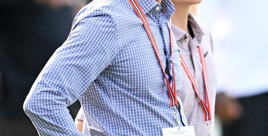 Daily Dawg Chow 11/7: Paul DePodesta leaving Browns, fall out, more