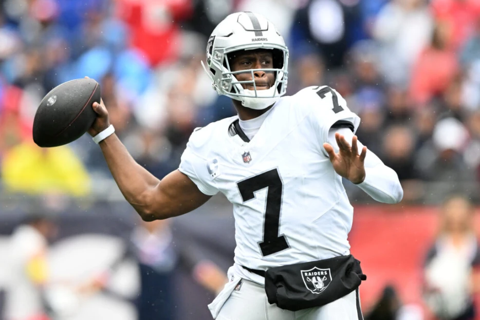 Raiders QB Geno Smith Suffers Quad Contusion