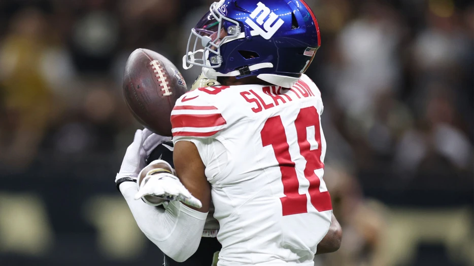 Giants’ Darius Slayton overcomes injury scare not long after making 1 of most bonkers catches of season