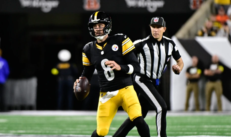 Aaron Rodgers Turns In Awful First Half vs. Chargers