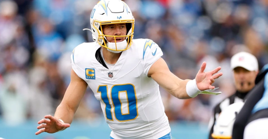 Chargers-Steelers Live Game Recap: Justin Herbert, Aaron Rodgers clash in primetime bout