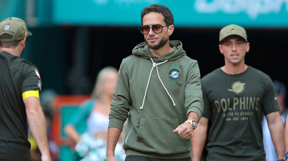 Dolphins’ Tyreek Hill reacts to Mike McDaniel’s allegedly petty dunk on Bills fans