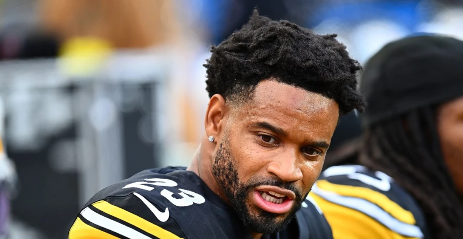 Steelers CB Darius Slay leaves SNF vs. Chargers, evaluated for concussion