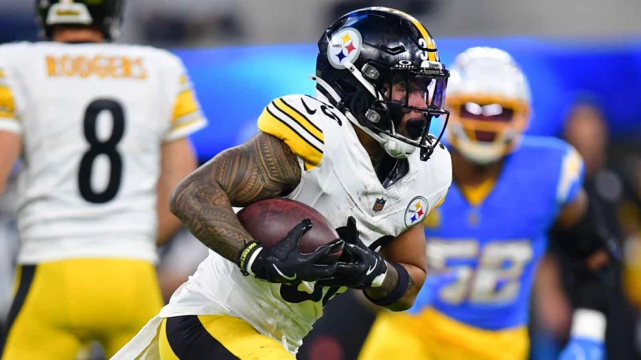 Steelers’ Jaylen Warren immediately goes viral after unreal hurdle vs. Chargers