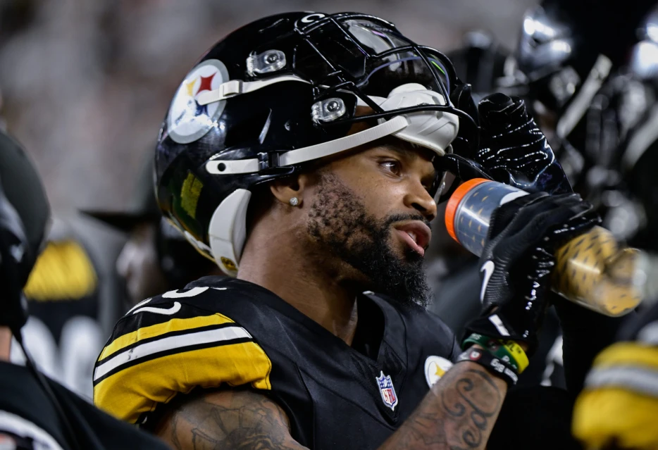 Steelers Starting CB Leaves Game with Injury
