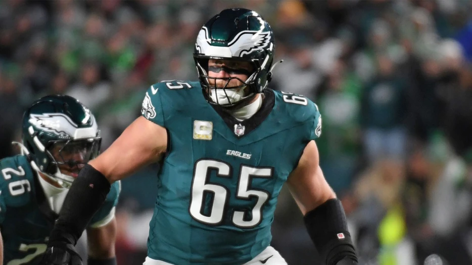 Eagles trainers rush to Lane Johnson after injury scare vs. Packers