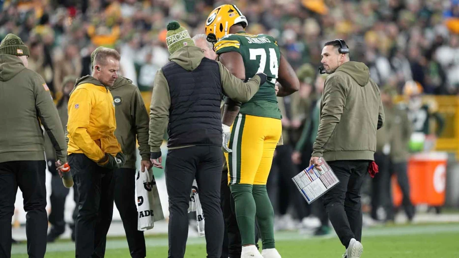 Packers fans express concern after Elgton Jenkins’ injury in MNF vs. Eagles