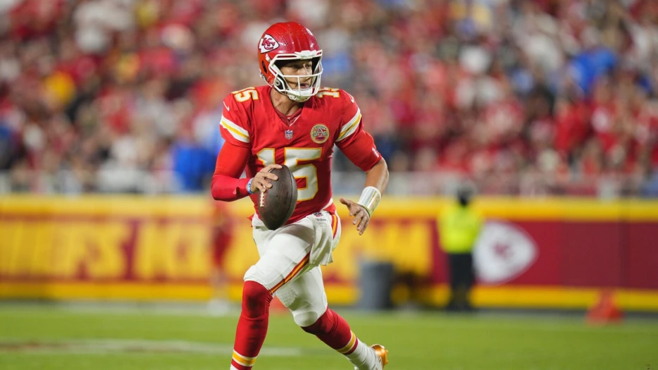Sunday Night Football: Patrick Mahomes rushing TD gives Chiefs 13-10 halftime lead