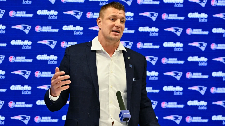 Rob Gronkowski Cracks Hilarious 4-Word Joke At Patriots Contract Ceremony