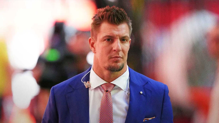 Rob Gronkowski officially retires as a Patriot