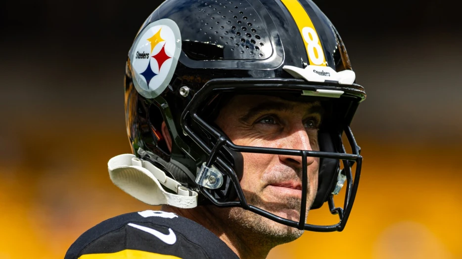 Aaron Rodgers makes another helmet change