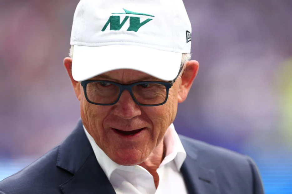 AFC Notes: Woody Johnson, Justin Fields, Mike McDaniel, Dolphins, Jets, Patriots