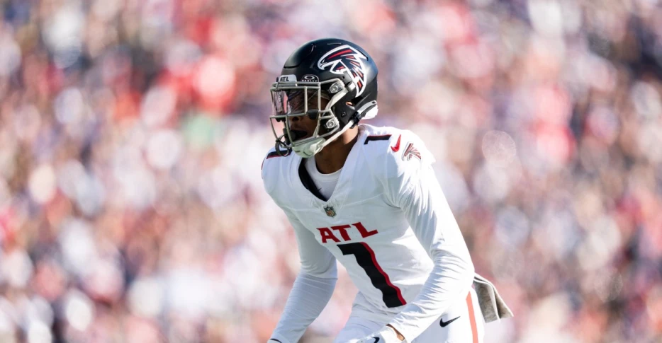 Darnell Mooney broke his collarbone on the first day of training camp, per Raheem Morris