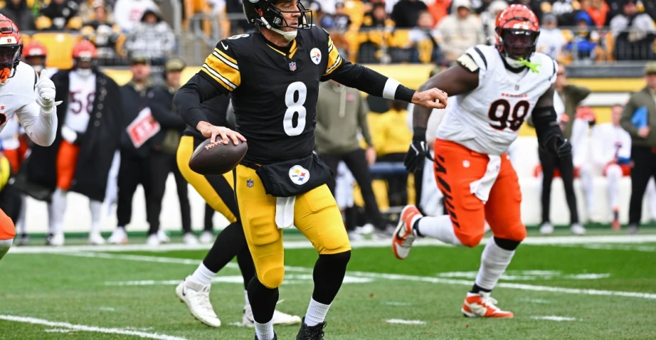 Aaron Rodgers leaves game with wrist injury, Mason Rudolph takes over