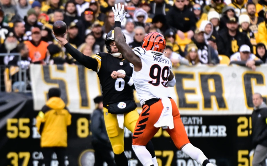 BREAKING: Aaron Rodgers Leaves Steelers Game vs. Bengals