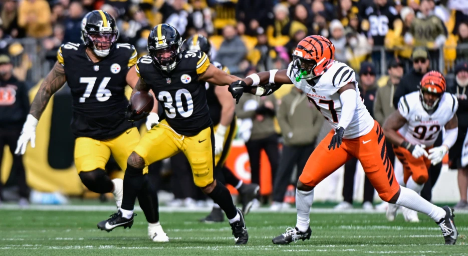 Steelers Running Back Jaylen Warren Injured vs. Bengals