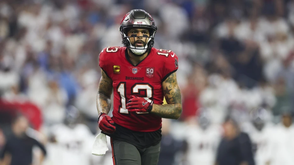 After full participation in Saturday's practice, Mike Evans is questionable for Monday night
