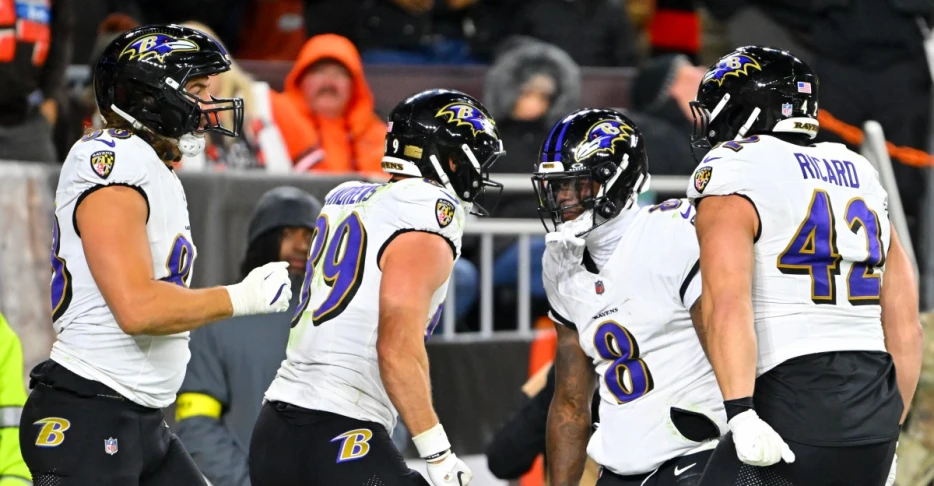 Baltimore Ravens lean on defense to overcome miscues in win over Cleveland Browns