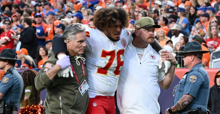 Chiefs’ left guard Kingsley Suamataia left Broncos loss with concussion