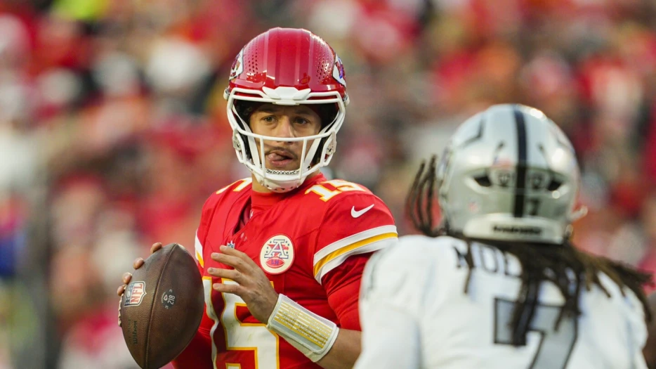 Patrick Mahomes will attempt to extend mastery of AFC West vs. Raiders