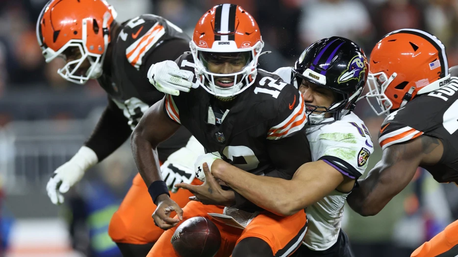Ravens’ Kyle Hamilton trolls Shedeur Sanders with watch celebration after sack
