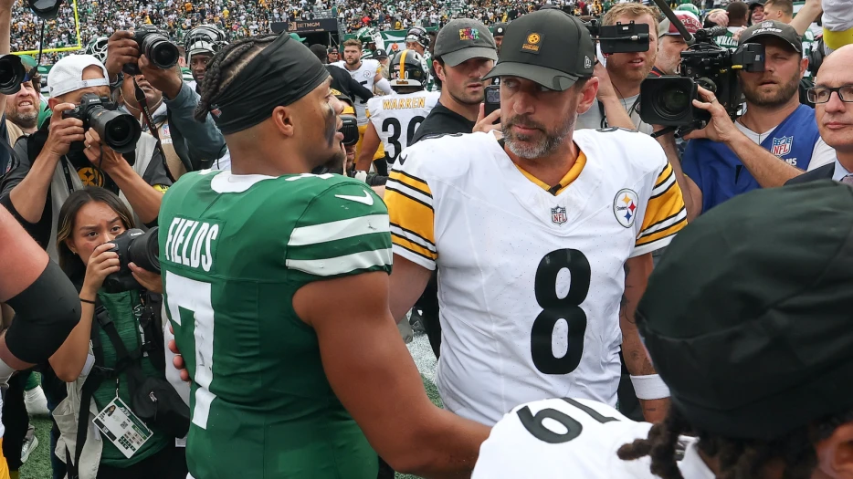 Jets Could Owe Absurd Amount Of Money To Aaron Rodgers And Justin Fields Next Season Despite Not Employing Either Of Them
