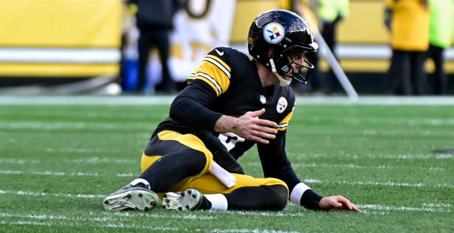 Steelers Get Good News on Aaron Rodgers’ Left Wrist Injury