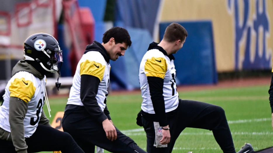 Sights &amp; Sounds: Mason Rudolph Leads Steelers QBs at Practice