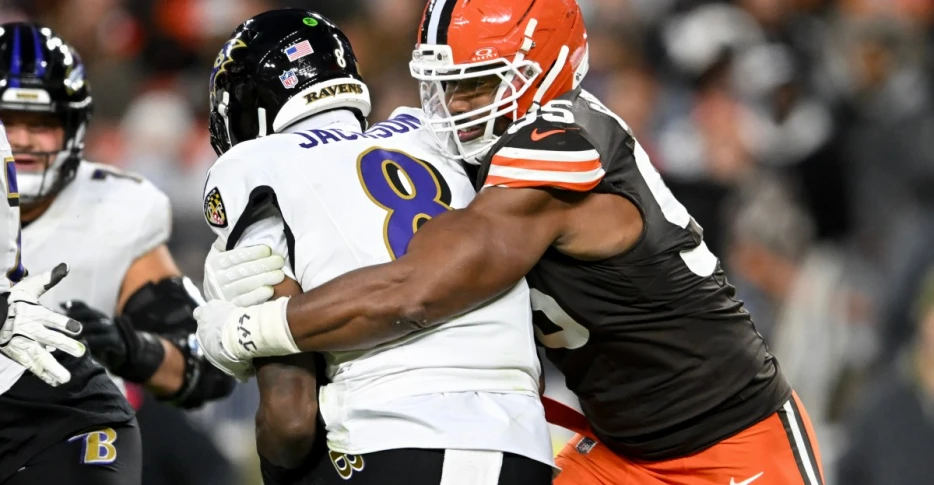 Las Vegas Raiders will be facing unreal sack monster Myles Garrett