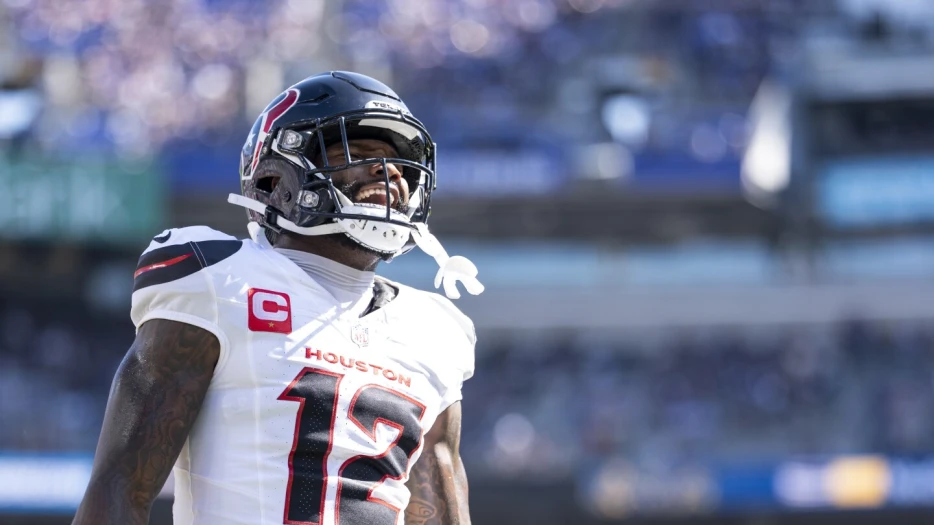 Nico Collins heads to locker room for concussion evaluation