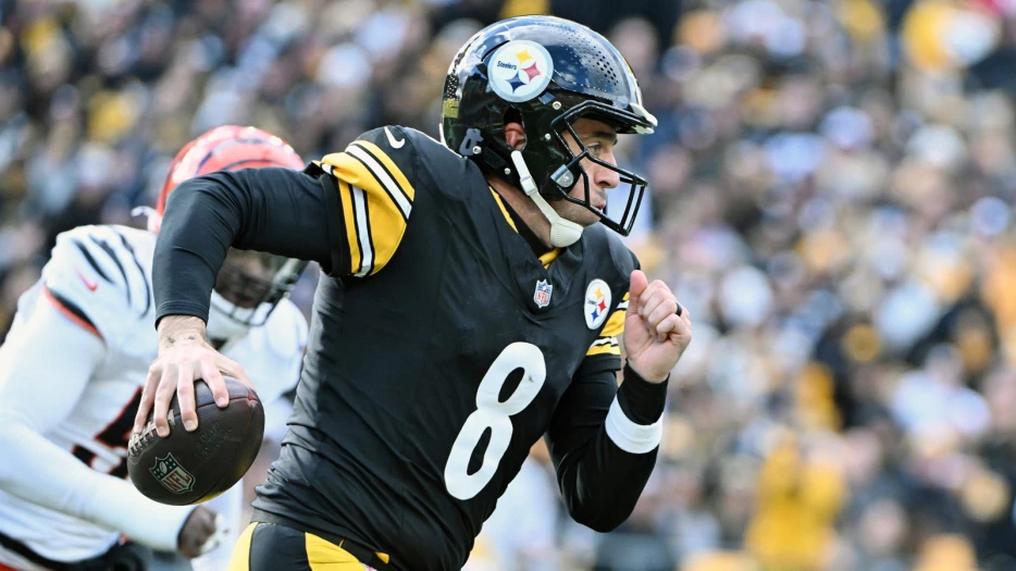 Aaron Rodgers spotted at Steelers practice with protection on wrist