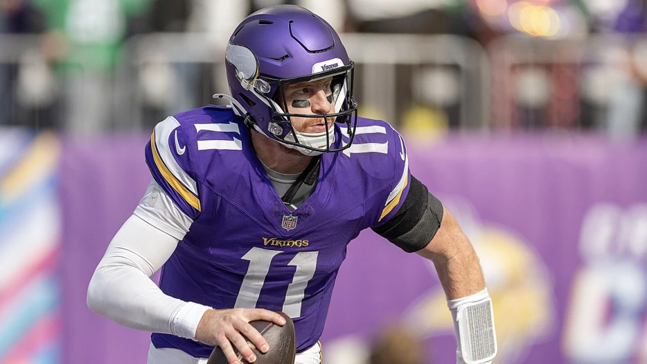 Carson Wentz has a full practice; Aaron Jones gets limited work