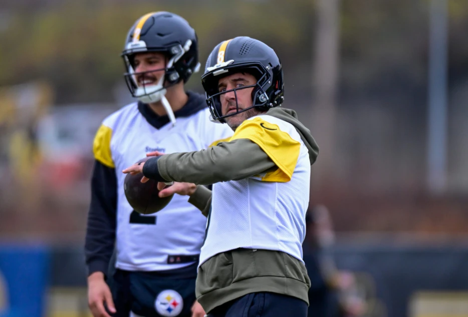 Mike Tomlin Updates Status of Steelers QB Aaron Rodgers
