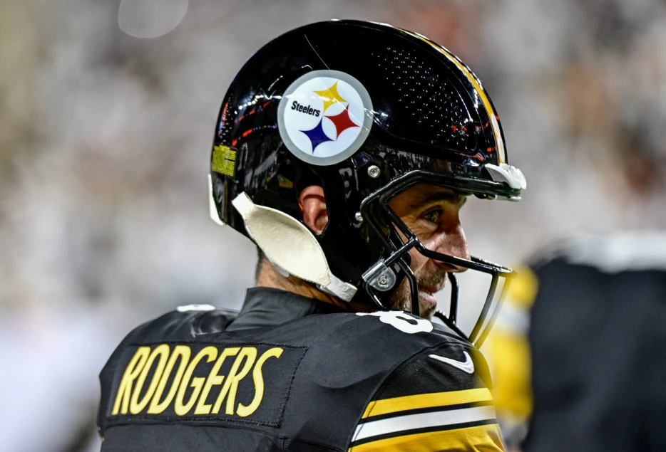 WWE Superstar Wants Bears to Get Revenge on Aaron Rodgers: ‘Take Down This Scumbag’