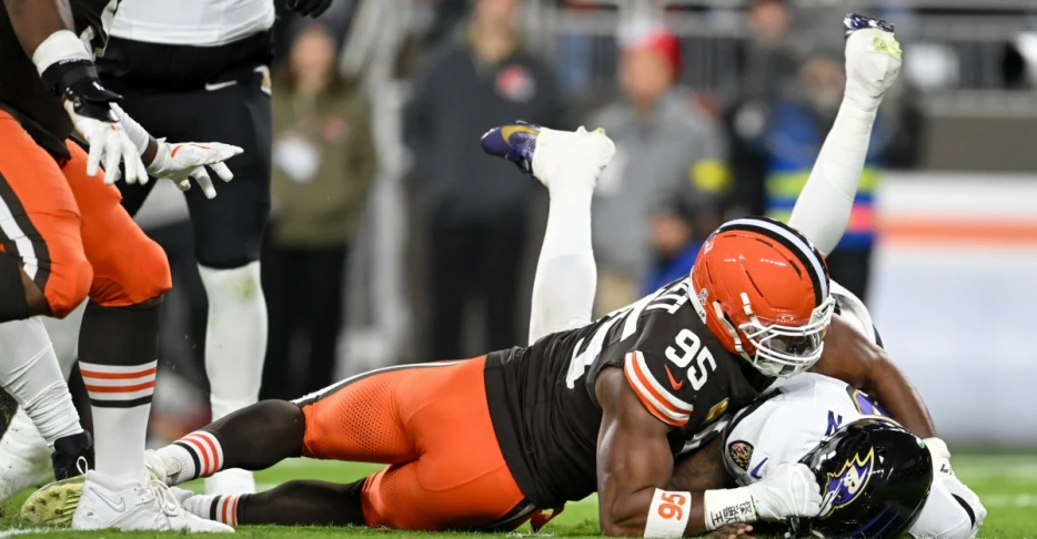 Browns, Raiders final injury report: Maxx Crosby, Myles Garrett, David Njoku updates