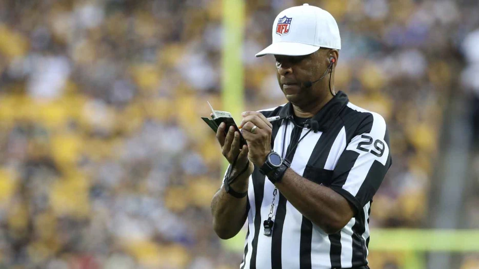 NFL referee avoids Achilles injury during Bills-Texans TNF game