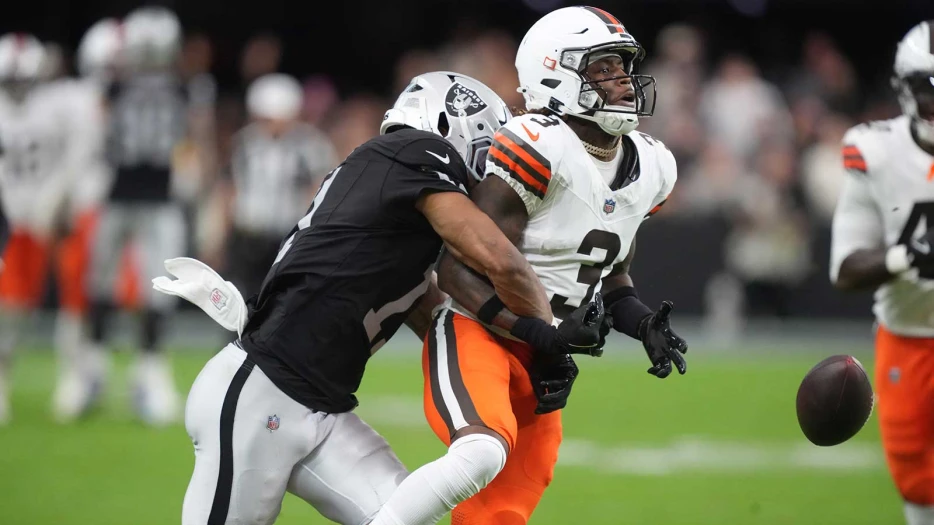 Browns’ Jerry Jeudy hilariously turns the ball over while showboating