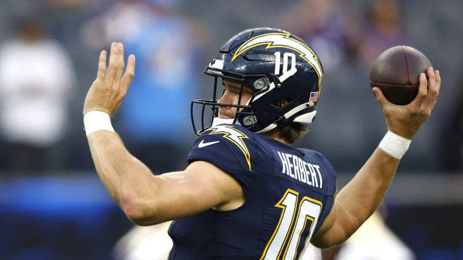 Chargers take early 7-0 lead on Justin Herbert's TD pass