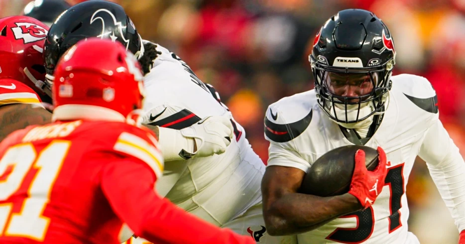 The Chiefs signed running back Dameon Pierce to their practice squad