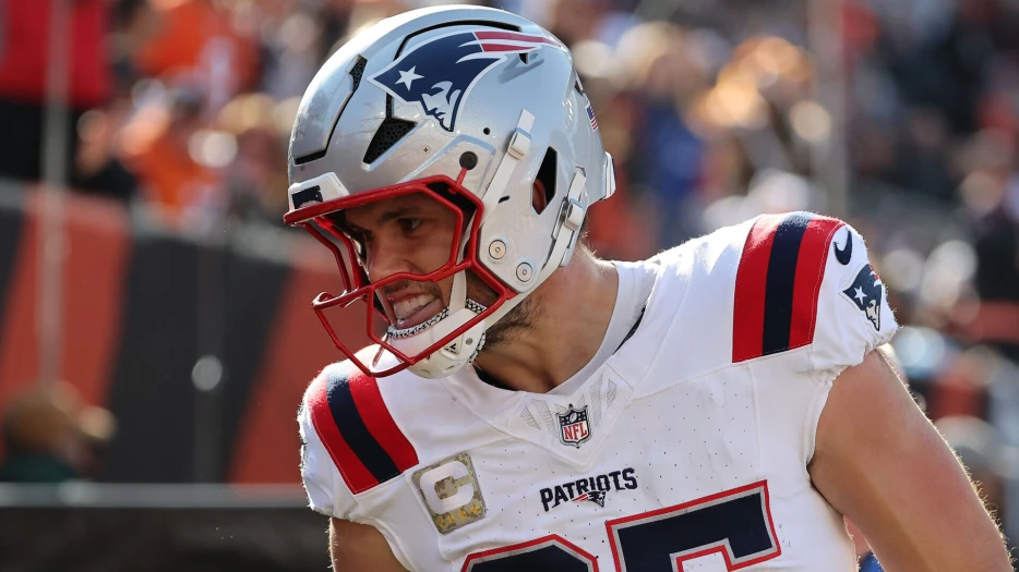 Watch Hunter Henry Honor Patriots Teammate After Touchdown Vs. Bengals