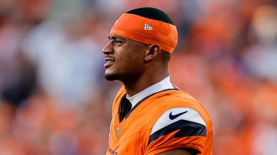 Broncos CB Pat Surtain in medical tent after Cowboys' FG drive