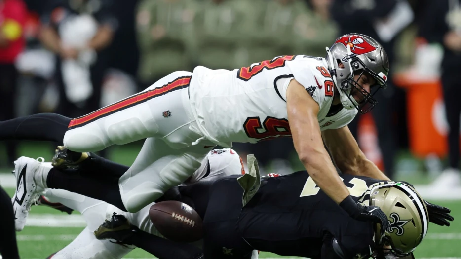 Bucs up 7-0 after Anthony Nelson interception return for a touchdown